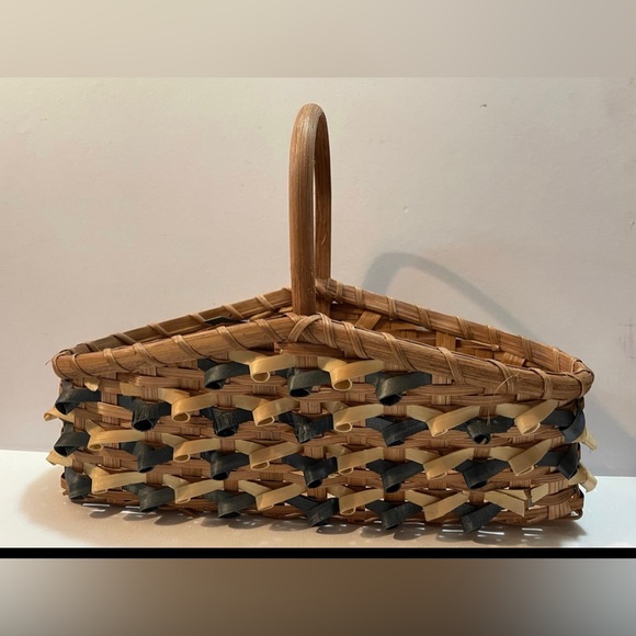 13” Christmas Holiday Basket - Picture 4 of 7